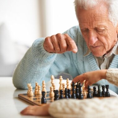Personne âgée jouant au échecs à 'EHPAD